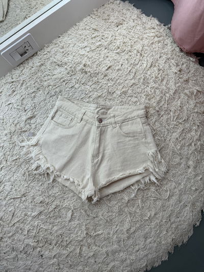 Short desflecado beige