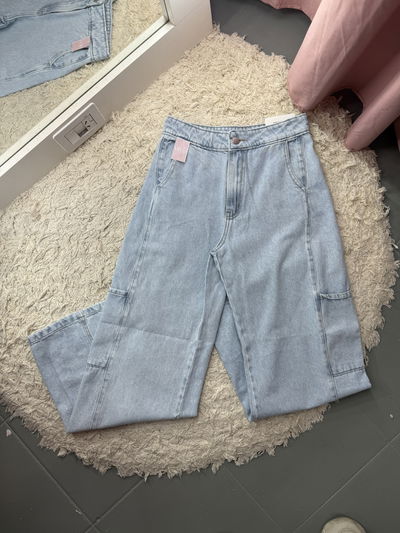Jeans wide leg con bolsillos