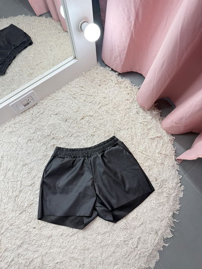 Short tiro bajo cuerina