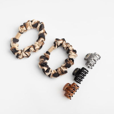Kit de Scrunchies Colitas Animal Print y Broches x3u