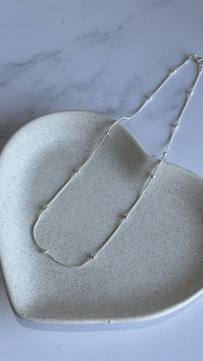 Cadenita bolitas ac blanco 