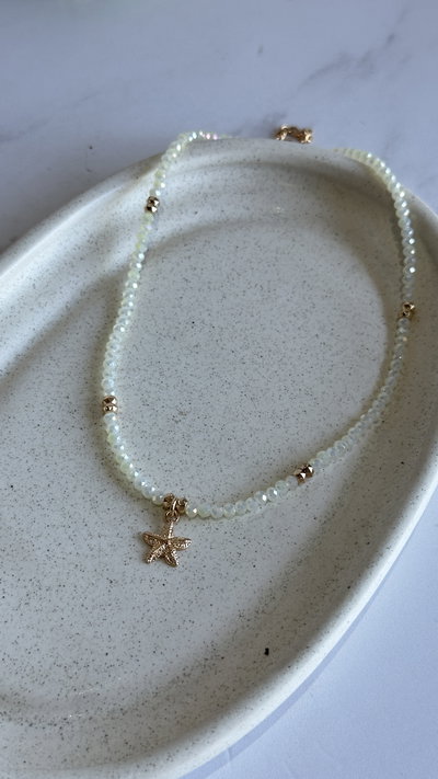 Collar perlitas con dije dorado