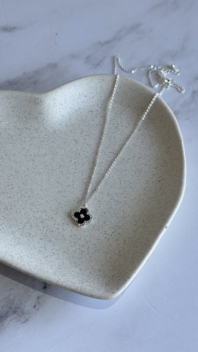 Cadenita flor ac blanco