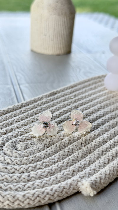 Aros de piedritas con flor