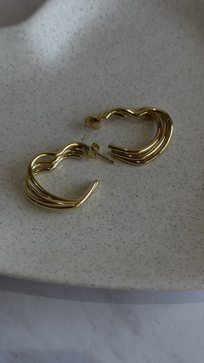 Aros corazón dorados