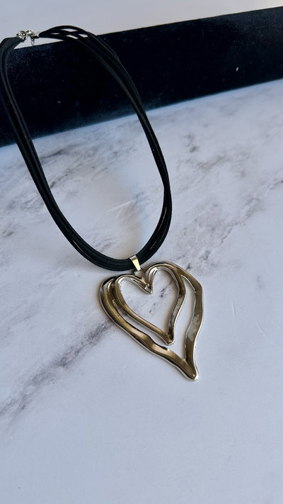 Collar negro corazón 