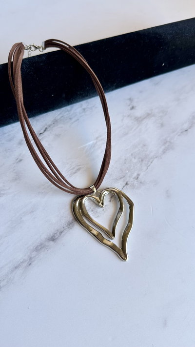 Collar marron dije corazón 
