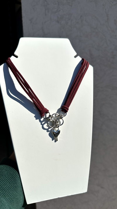 Choker bordo con corazón 