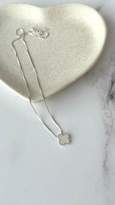 Cadenita trébol blanco 