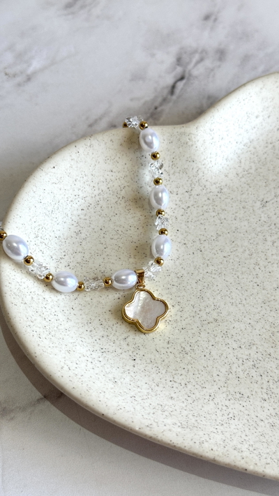 Pulsera perlas y piedrita