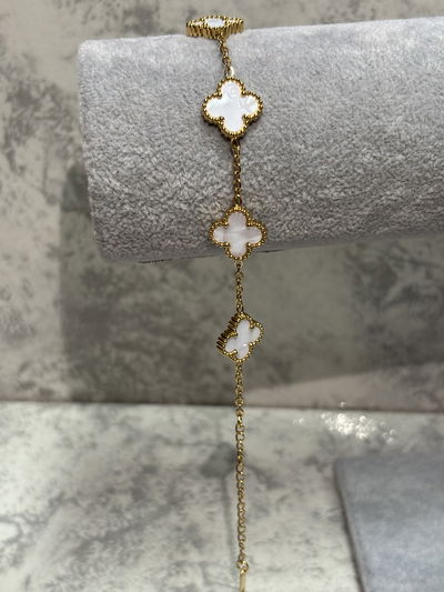 Clover blanco y dorado
