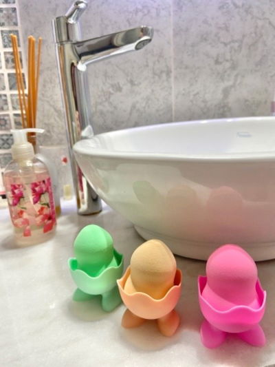 Esponjas tipo Beauty Blender con pies portaesponjas