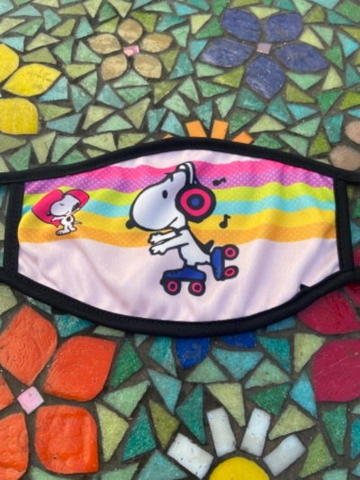 Tapabocas Snoopy sobre ruedas