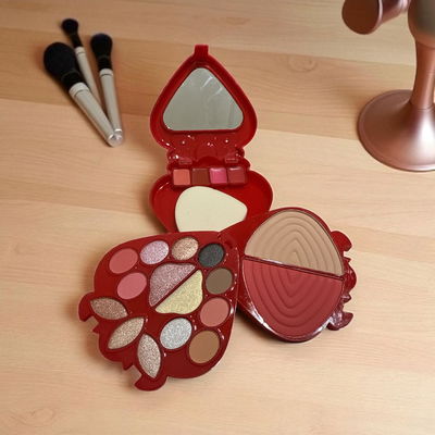 Paleta Strawberry sombras, base, rubor y labiales
