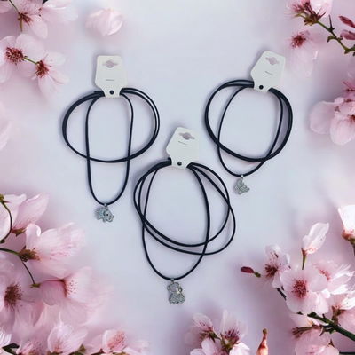 Collar de cordón con dije y strass