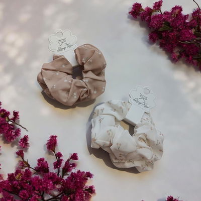 Par de scrunchies con cerezas.