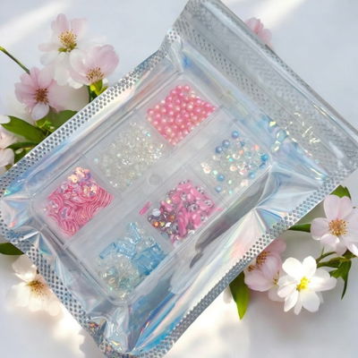 Decoración  de uñas oso, flores, strass y perlas 