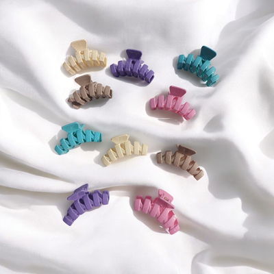 Broche zig zag con brillo 