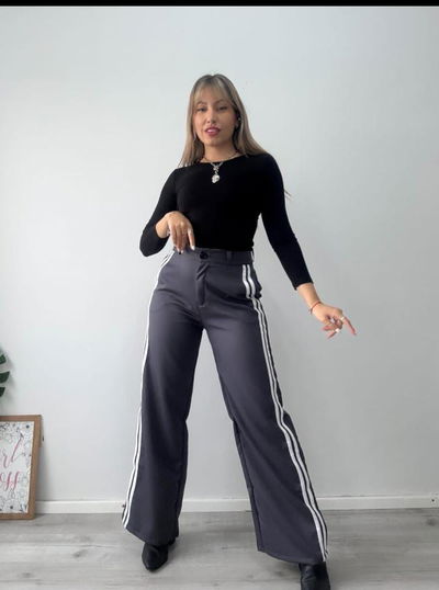Pantalón sastrero con líneas a los costados 