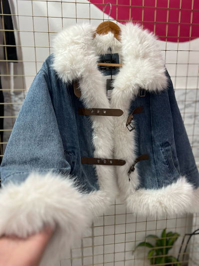 Campera de jeans con corderito