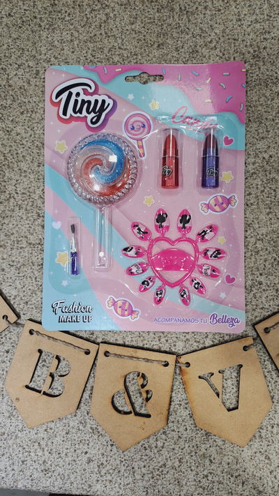 Maquillaje con uñas