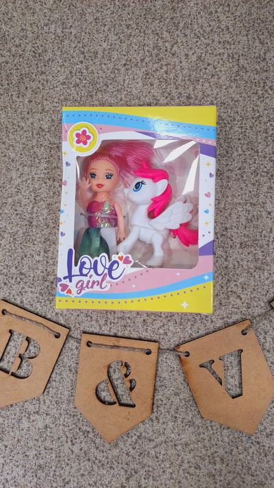 muñeca con poni