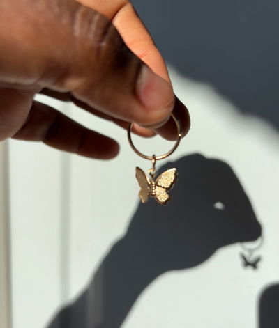 Argollas + dije mariposa