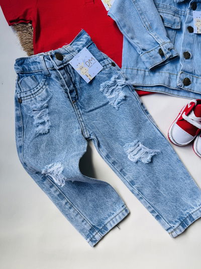 MOM JEANS CON ROTURAS 