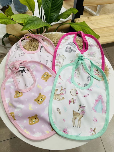 BABEROS CON PLASTICO GRANDE BEBA
