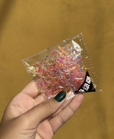 Gomitas de pelo transparentes con detalle en colores