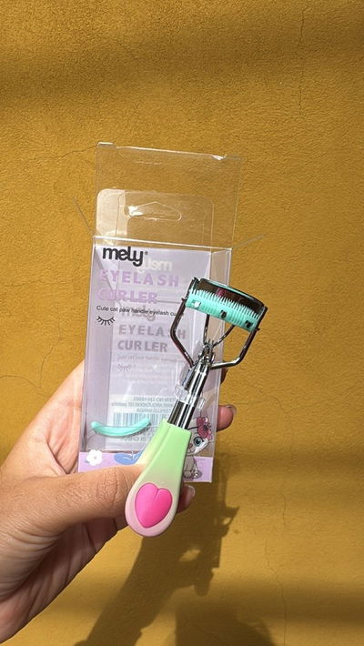 ARQUEADOR DE PESTAÑAS MANGO BICOLOR Y CORAZON VERDE AGUA Y ROSA