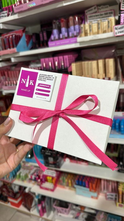 Caja de regalo con decoración mediana (vacía)
