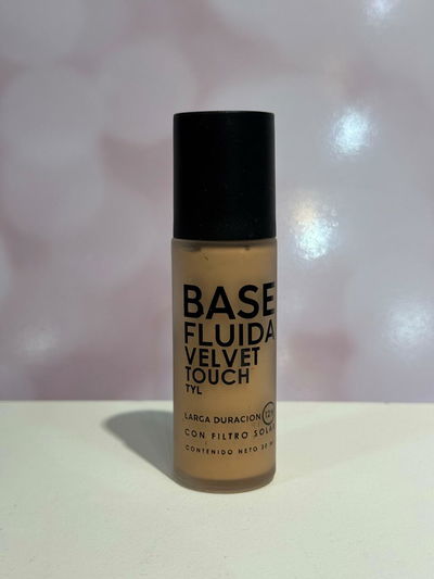 TYL Base Fluida Velvet Touch – Larga Duración con Filtro Solar