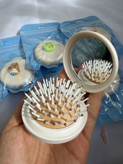 Cepillo de cartera con espejo COLOR CREMA