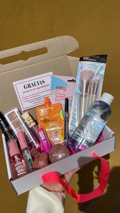 Box para regalar con maquillaje + cuidado de la piel 