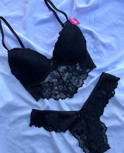 Conjunto de encaje y armado c/ less en V 