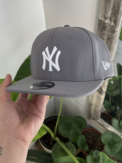 Gorra plana cerrada