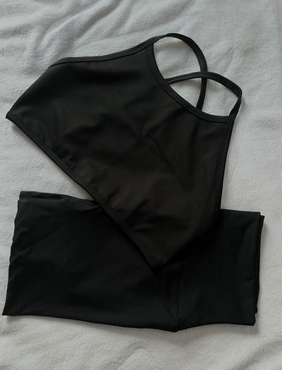 Conjunto deportivo negro