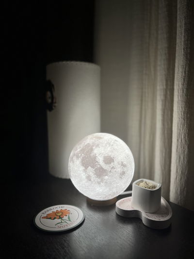 Lámpara con forma de luna