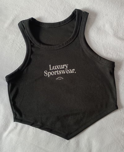 Top musculosa con pico