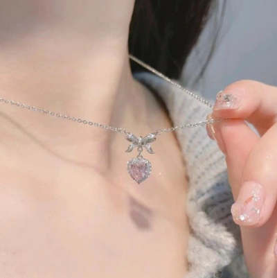 Collar corazón moño