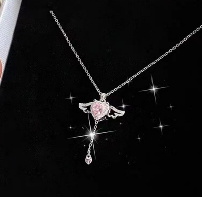 Collar corazón con alas
