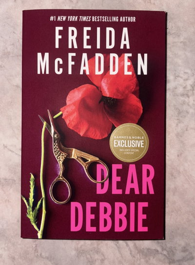 Dear Debbie Edición Barnes an Noble (Usado) - Freida McFadden