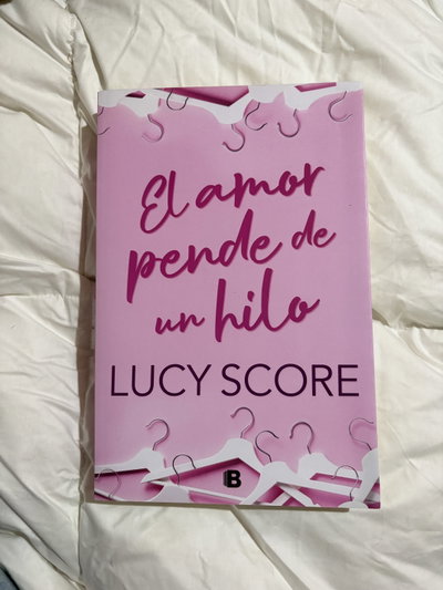 El amor pende de un hilo (Usado) - Lucy Score