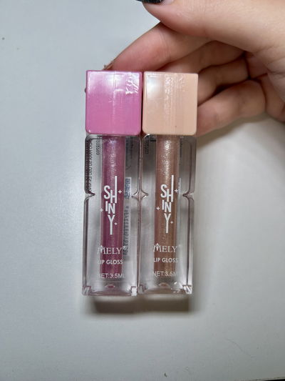 Lip gloss shiny