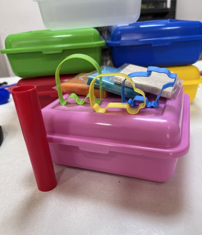 Lunchera Color + 3 masas 50g cu + 3 moldes G + 1 palito cheff