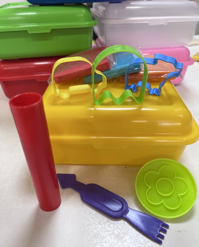 Lunchera Color + 3 masas 50g cu + 3 moldes G + 1 sello + 1 herramienta M+ 1 palito cheff