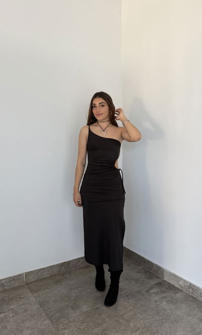 vestido largo un hombro con abertura lateral 