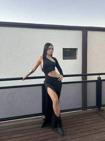 vestido largo un hombro con corte y manga 