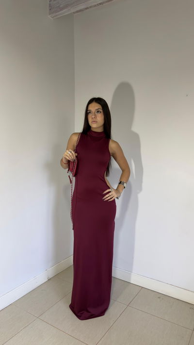 vestido largo al cuello con corte en abdomen 
